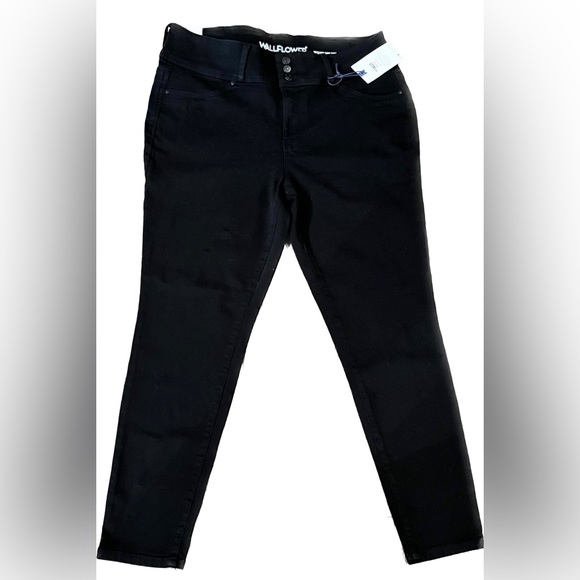NWT Wallflower High Rise Sassy Curvy Jeans - Picture 4 of 7